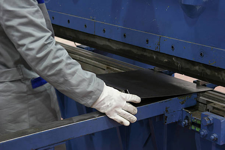 تأثیر ضخامت ورق بر عملکرد دستگاه گیوتین