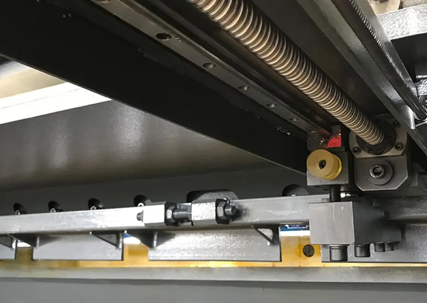 Guillotine machine 21 دستگاه گیوتین در صنایع لوازم خانگی